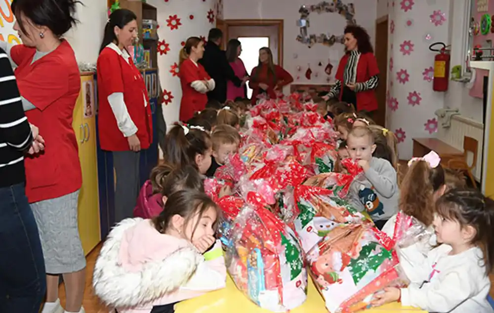 Djeci iz više opština na KiM povodom Savindana uručeni paketići koje je poslao Vučić