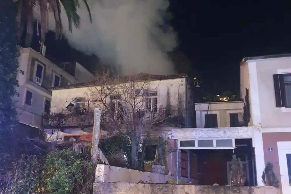 Gori Žuta kuća naspram Staroga grada u Budvi