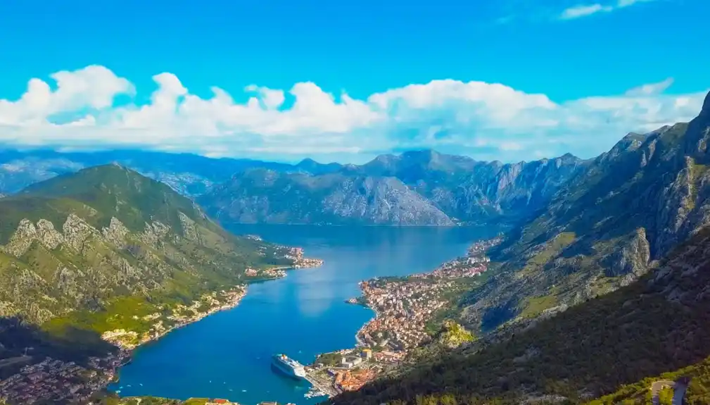 Hapšenja po Boki: Krali odjeću, automobile i novac