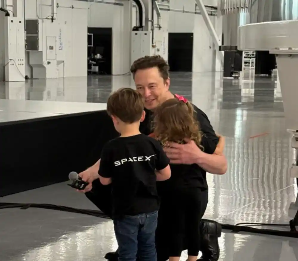 Ilon Mask otkrio šta se krije iza neobičnih imena rijetko viđenih blizanaca: Zovu se Comet Azure i Strider Sekhar