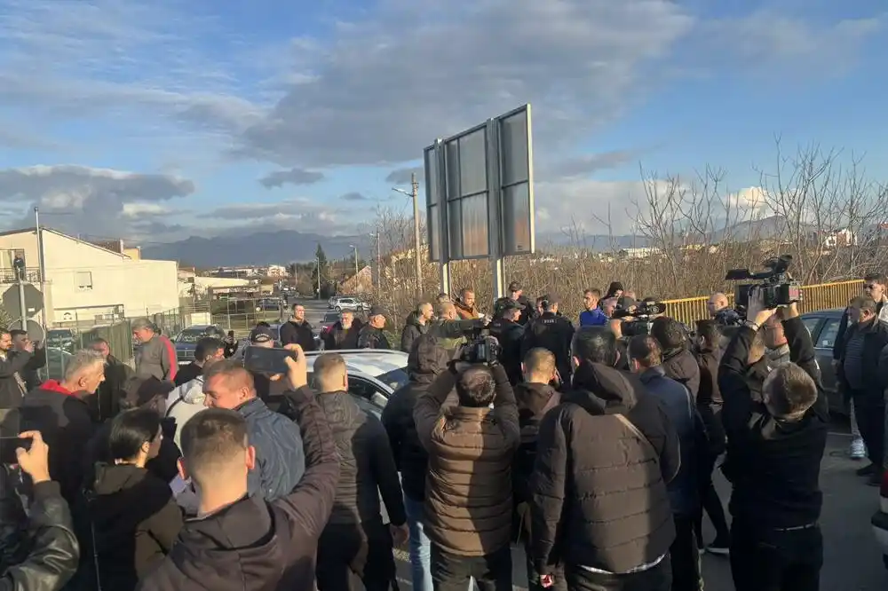 Incident tokom blokade: Krenuo da udara čekićem u automobil, nekoliko mještana skočilo na vozilo