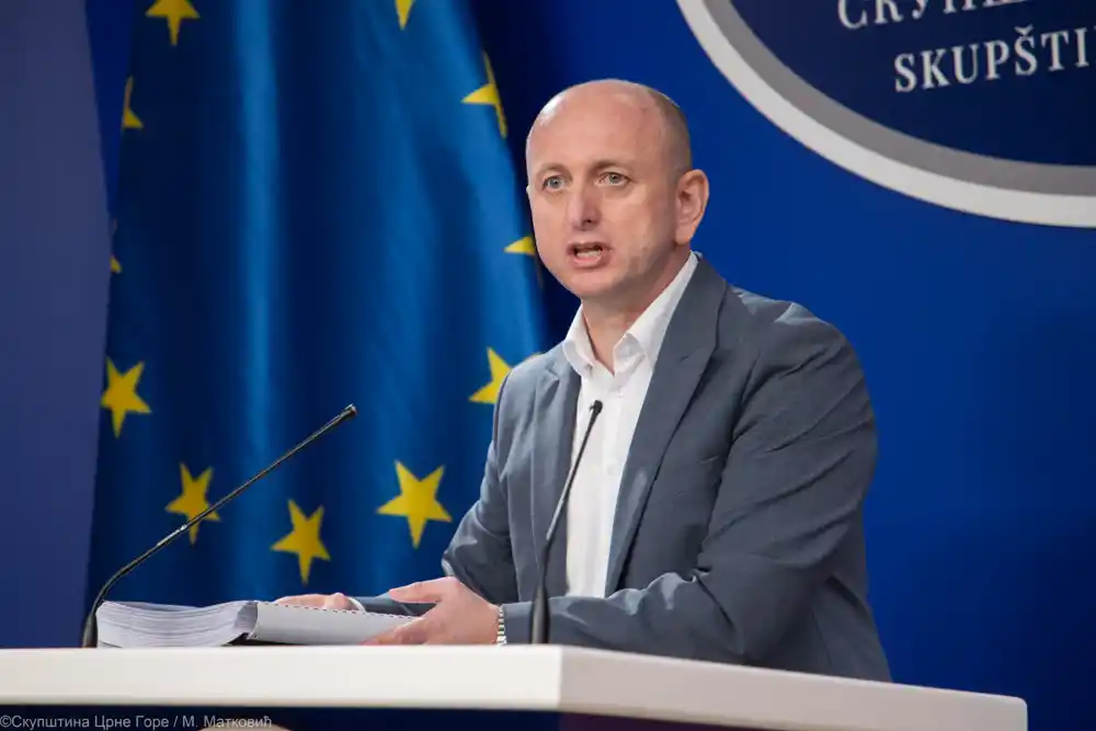 Knežević pozvao Ivanovića na poligraf: ‘Neka kaže je li tražio pare od Mila da spašava Vijesti; Spajića više ne napada jer je snahu udomio u Vladu!’