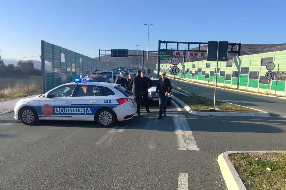 Kružni tok kod ulaza na auto-put i danas bio blokiran na pola sata