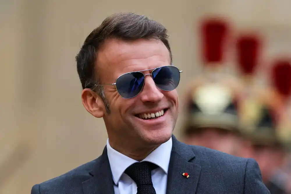 Makron predlaže zabranu korišćenja društvenih mreža za mlađe od 15 godina, od sljedeće školske godine