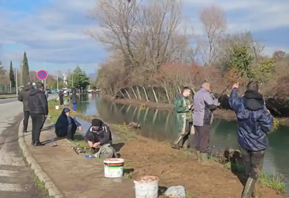 Mareza: Pastrmke se izlile iz ribnjaka, mještani pecaju