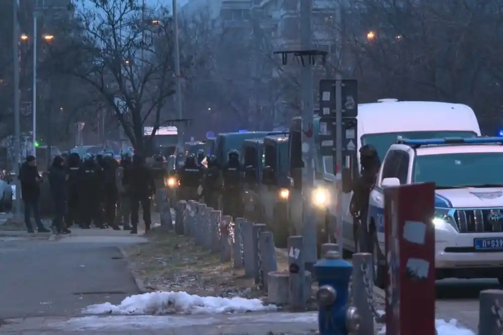 Mediji: Studenti blokirali fakultet u Novom Sadu zbog otkaza profesorici, policija ih izbacila iz zgrade