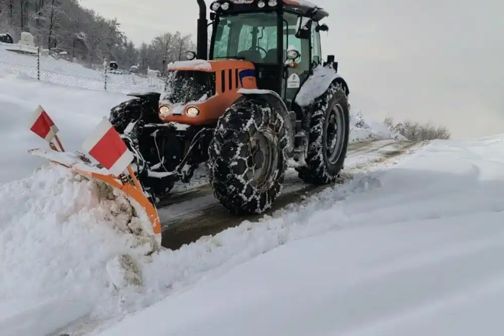Mehanizacija Komunalnog preduzeća „Lim“ čisti snijeg u širem centru grada i prigradskim naseljima