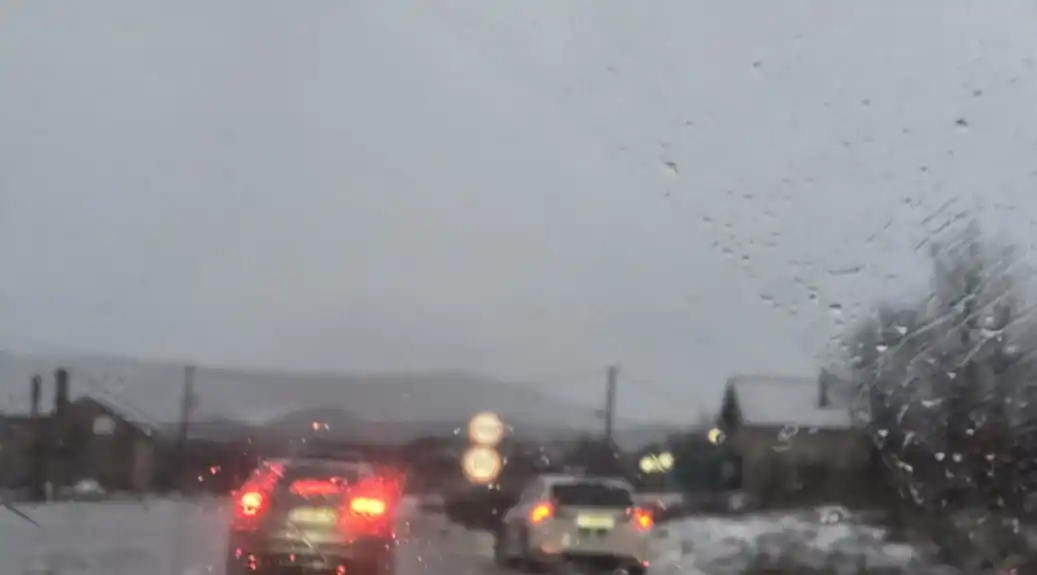 Mokri kolovozi i učestali odroni, mjestimično smanjena vidljivost