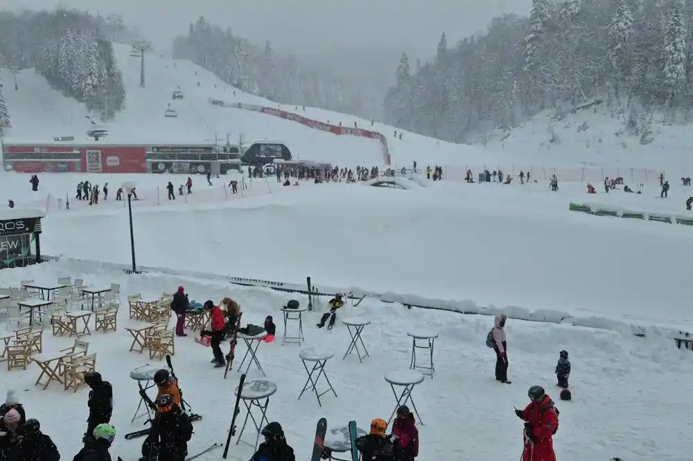 Na skijalištu Kolašin 1600 u funkciji četiri staze, dva ski lifta i traka za početnike