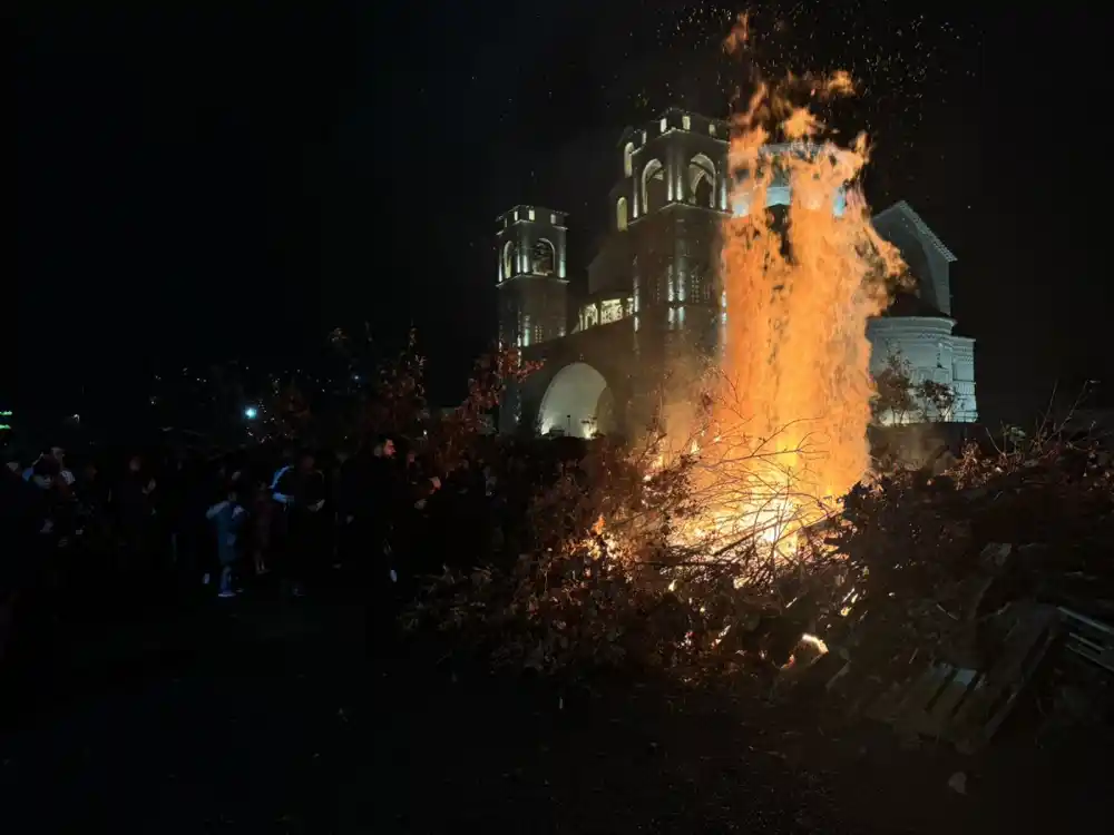 Nalaganje badnjaka ispred Hrama Hristovog Vaskrsenja u Podgorici danas od 18 časova