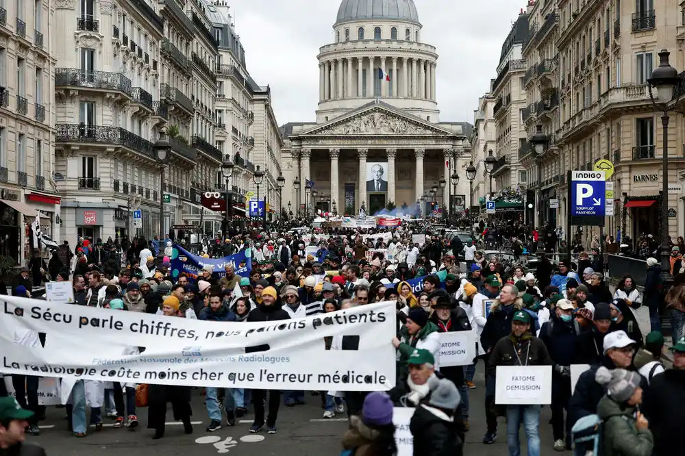 Nekoliko stotina francuskih ljekara privatne prakse simbolično otišlo u egzil u Brisel
