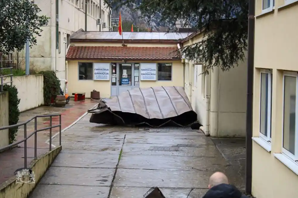 Nevrijeme u Kotoru: Vjetar uništio krov i parket sportske sale, nastava za đake online