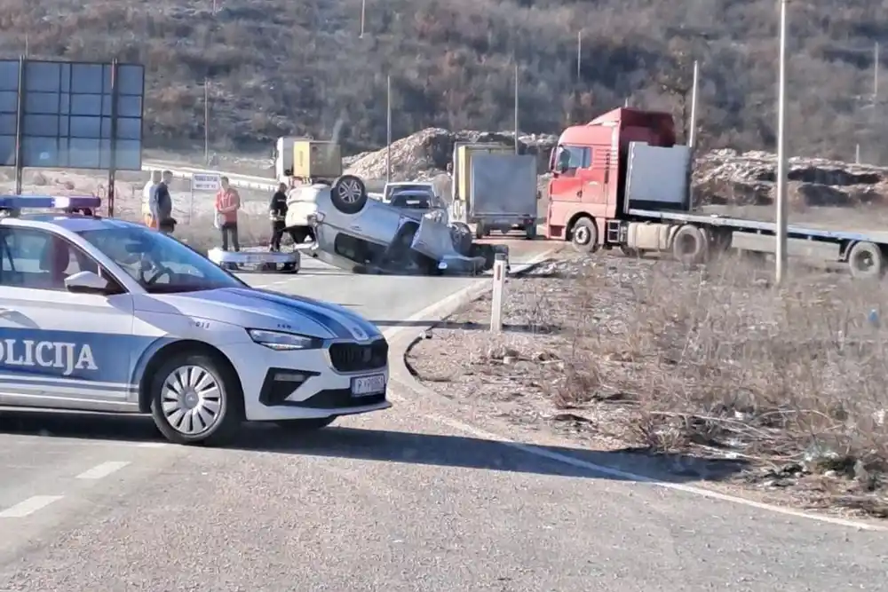 Nezgoda na putu Nikšić – Risan: Jedno vozilo se prevrnulo