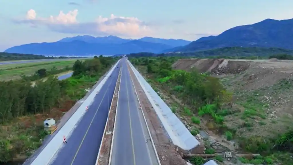 Novi problemi na izgradnji Bulevara Tivat – Jaz: Zbog „zaboravljenog“ cjevovoda, šteta milion