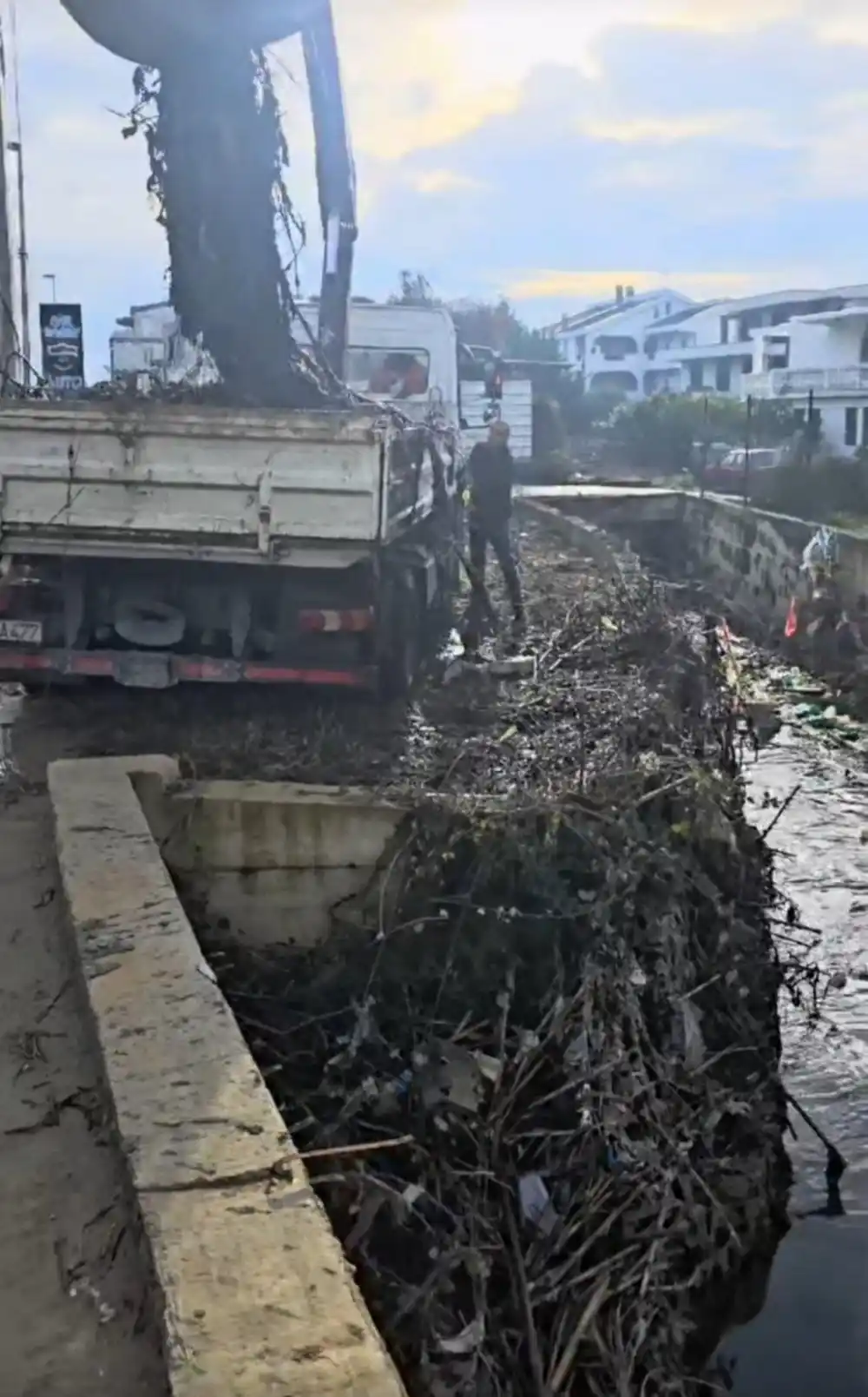 Očišćen kanal Bratica, apel građanima na odgovornost