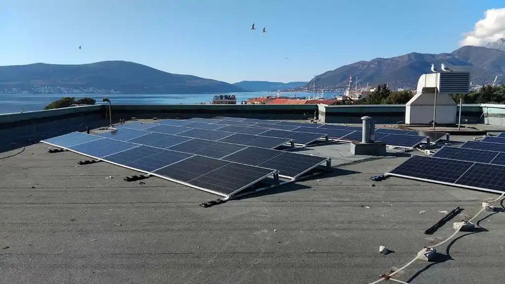 Opština Tivat dobila fotonaponsku elektranu na krovu upravne zgrade