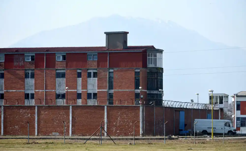 Osuđenici šetaju jer kreveta nema: CPT o stanju u zdravstvenoj ustanovi u Dobroti