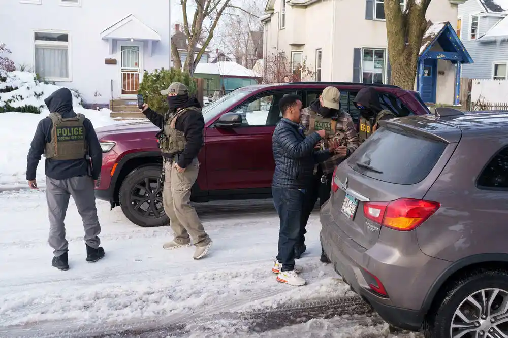 Pištaljke i voki-tokiji: Građani Mineapolisa drže stražu ispred škola usred hapšenja ICE-a