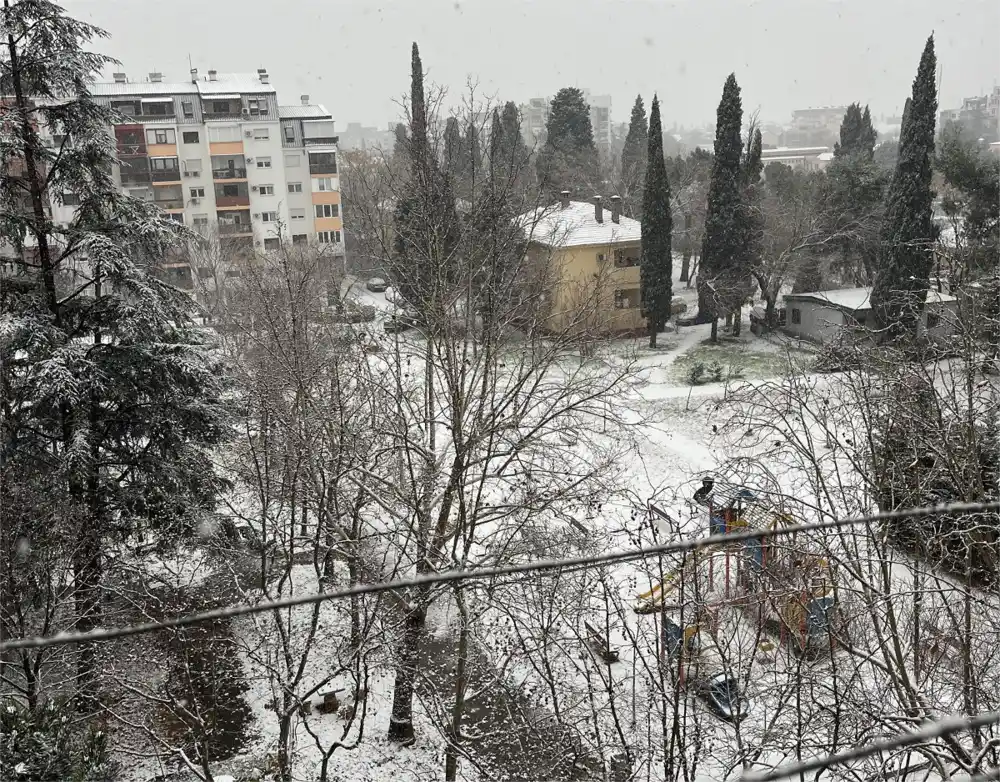 Podgorica osvanula sa snijegom!