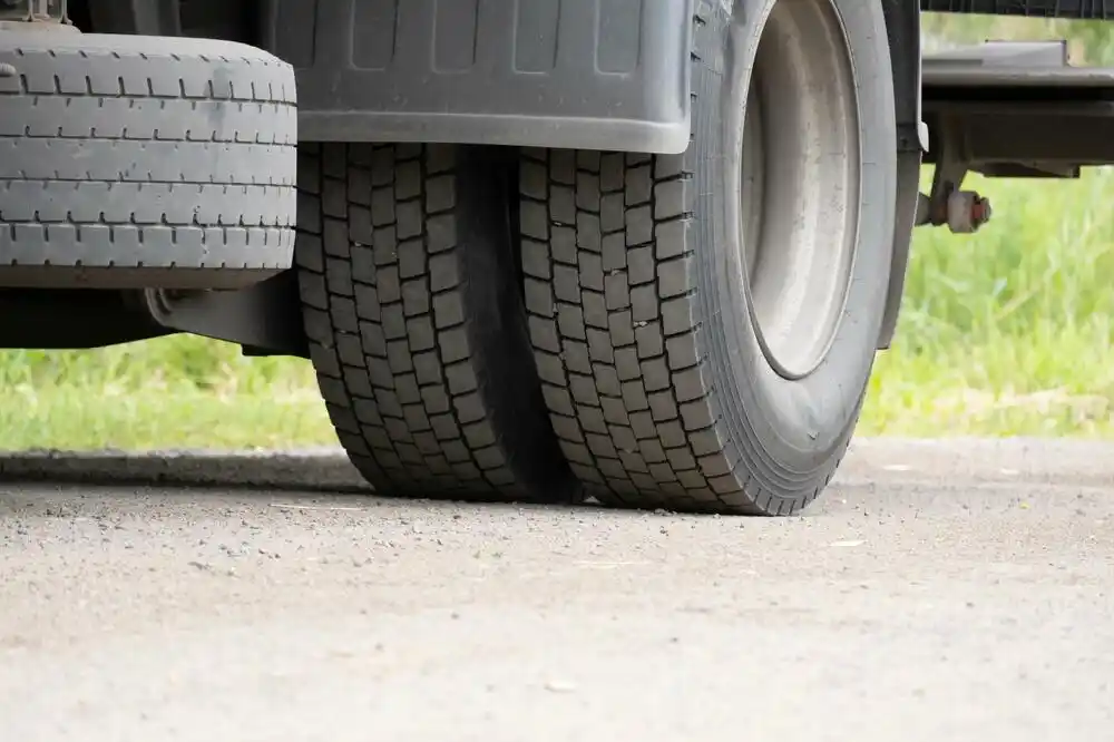 Policija isključila iz saobraćaja tri kamiona napunjena šljunkom na kružnom toku u Gornjoj Gorici