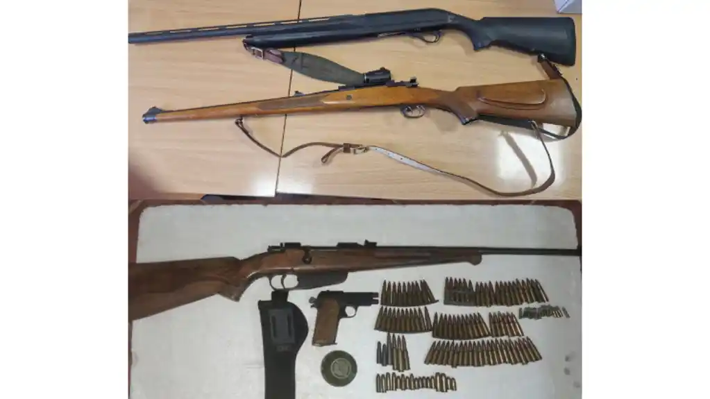 Policija u zapadnoj regiji oduzela vozilo, tri puške, pištolj, bajonet, preko 220 grama marihuane i 126 komada municije