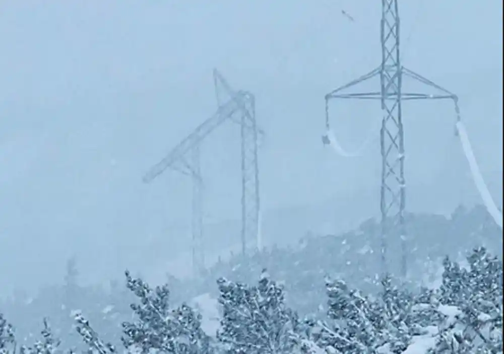 Polomljen stub na dalekovodu: Bez struje Radio-difuzni centar, predajnik za Vojsku i telefonske operatere