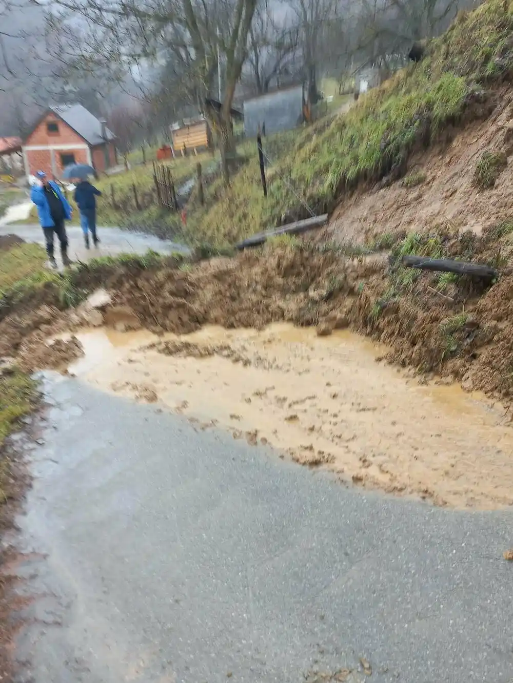 Poplave i odroni širom Crne Gore zbog obilnih padavina