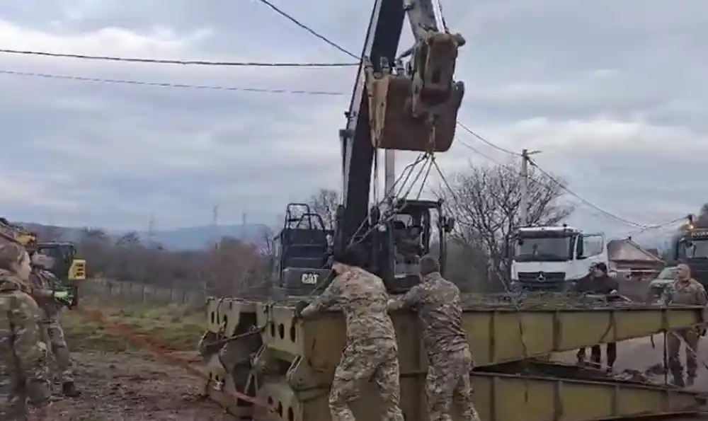 Pripadnici Vojske počeli izgradnju pontonskog mosta u Donjoj Gorici