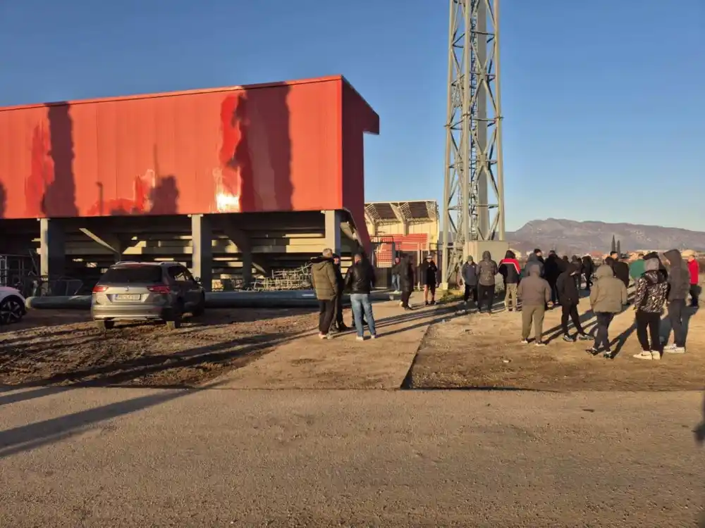 Protest građana protiv rušenja reflektora stadiona u Donjoj Gorici
