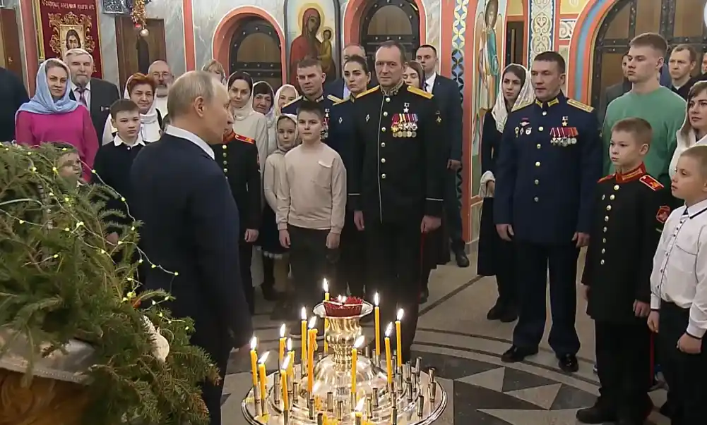 Putin na Božićnoj liturgiji: Zapalio svijeću u crkvi, pa se obratio ruskoj vojsci na frontu: „Ratnici Rusije su oduvek branili Otadžbinu po nalogu Boga“