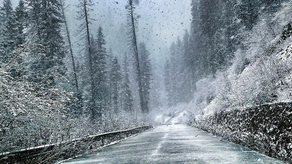 Saobraćaj otežan: oprez zbog poledice, vode i mogućih odrona