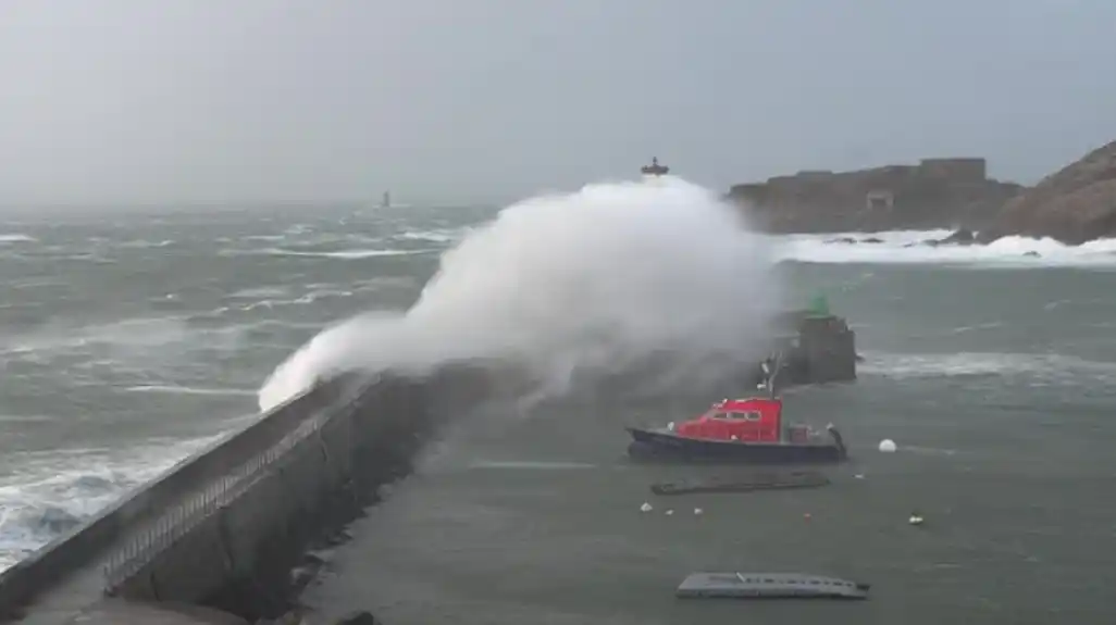 Snažna oluja pogodila Francusku, udari vjetra do 213 kilometara na čas