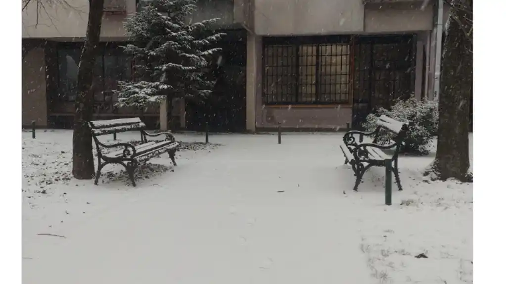 Snijeg jutros obijelio Nikšić
