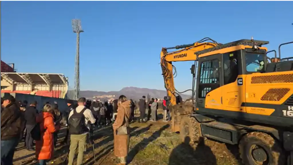 Stigle mašine za rušenje dijela DG Arene, komunalna traži da se okupljeni udalje