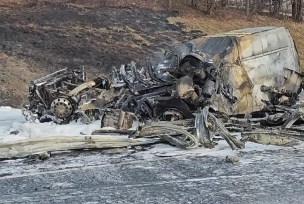 Sudar kombija i cisterne Petrola u Sloveniji izazvao veliki požar, zatvoren autoput u oba smjera