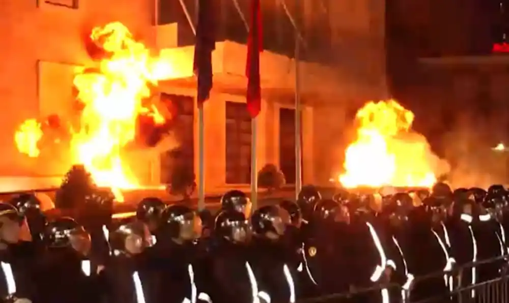 Tirana u plamenu: Bačeni Molotovljevi kokteli na zgradu vlade, više povrijeđenih