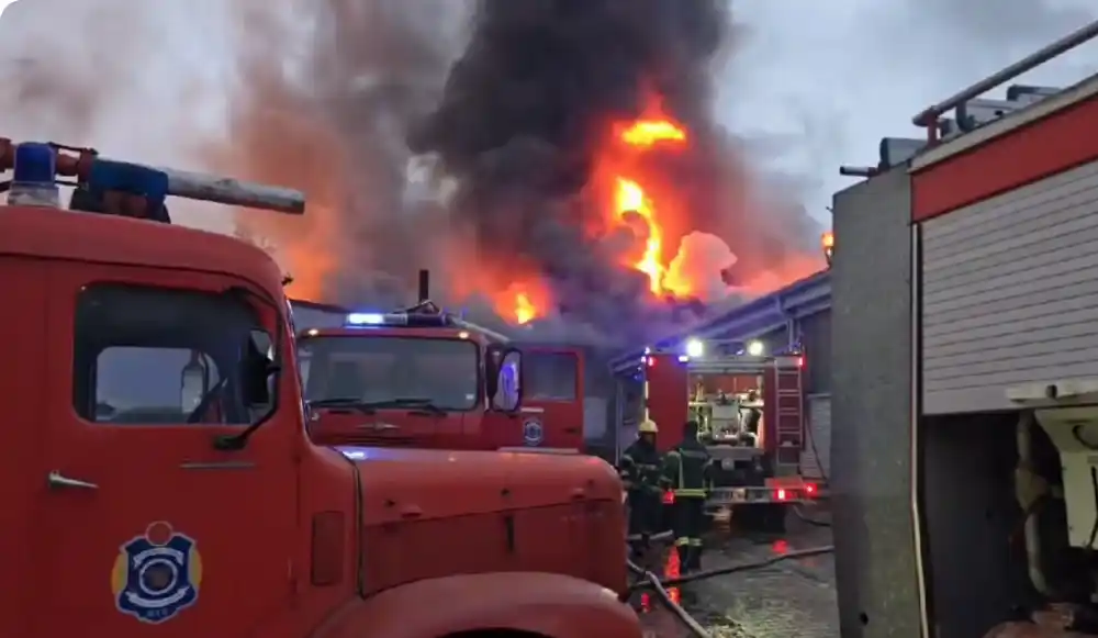 Veliki požar u Novom Pazaru se ponovo rasplamsao – vatra zahvatila magacin sa štofovima, širi se ka gradskoj toplani