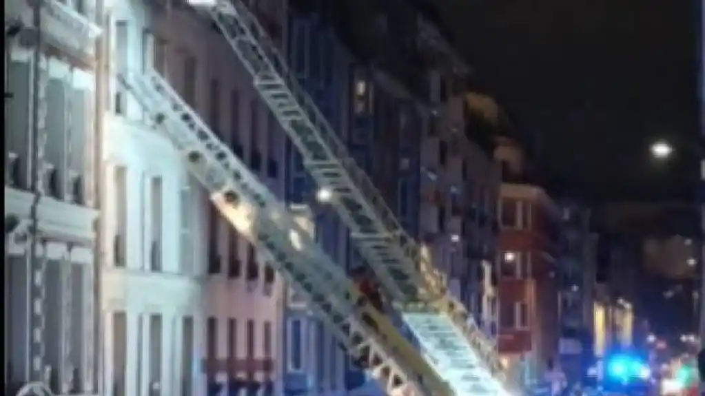 Srušio se sprat stambene zgrade u Parizu: Vatrogasci izvlačili povrijeđene