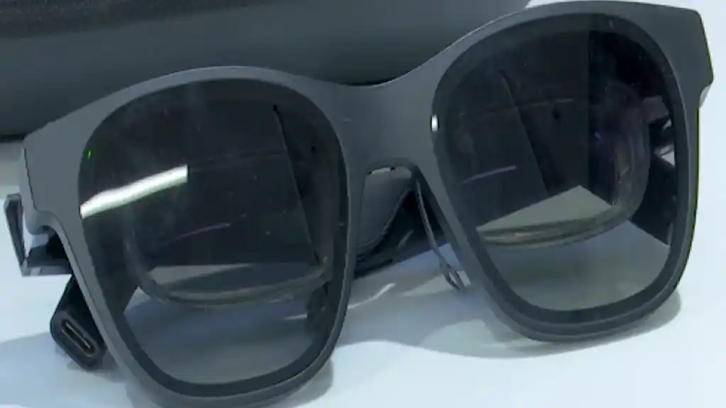 Vještačka inteligencija i pametne naočare koje pomažu gluvim i slabovidim osobama