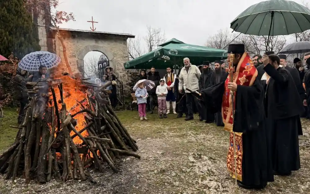 Vladika Pajsije blagoslovio badnjake na Rijeci Crnojevića: Mir da bude među braćom, prijateljima, kumovima i svim narodima!