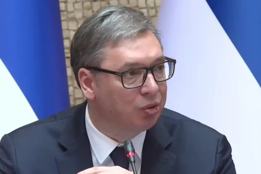 Vučić rekao da je direktore morao da opominje gdje nema struje: Niste bogom dani da uživate u sekretarici, automobilu