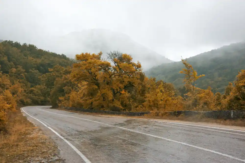 AMSCG: Putevi mokri i klizavi, oprezno zbog odrona