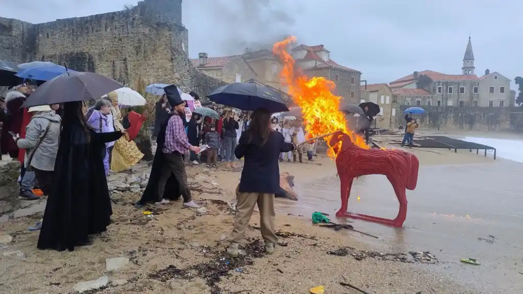 Budvanske poklade održane po planu uprkos jakoj kiši