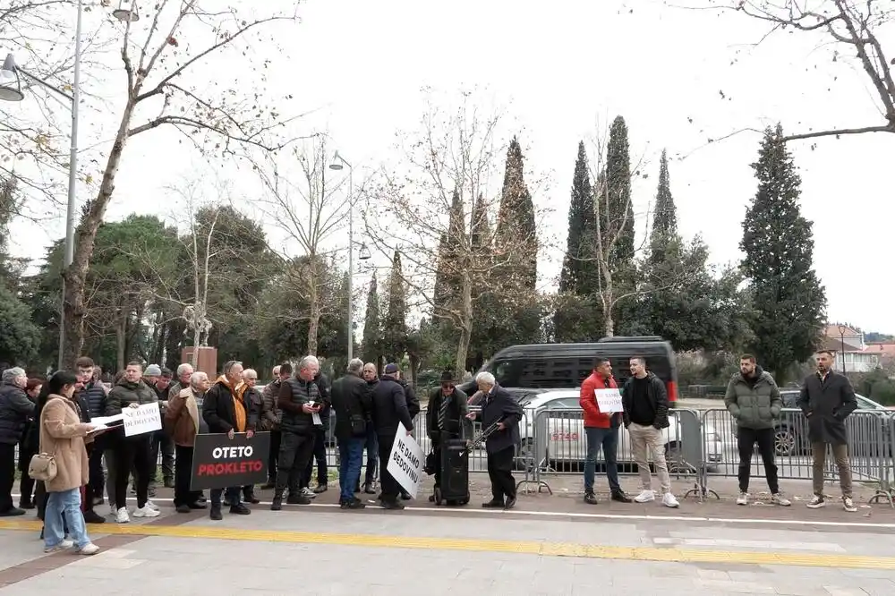 Građani protestovali pred zgradom Skupštine: Traže povrat zemljišta od „Plantaža“