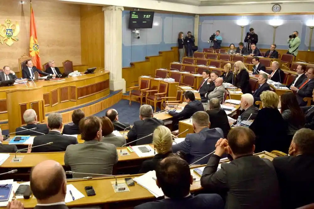 Interes jači od principa: Partije tek sporadično napuštale vlast za više od tri decenije višestranačja