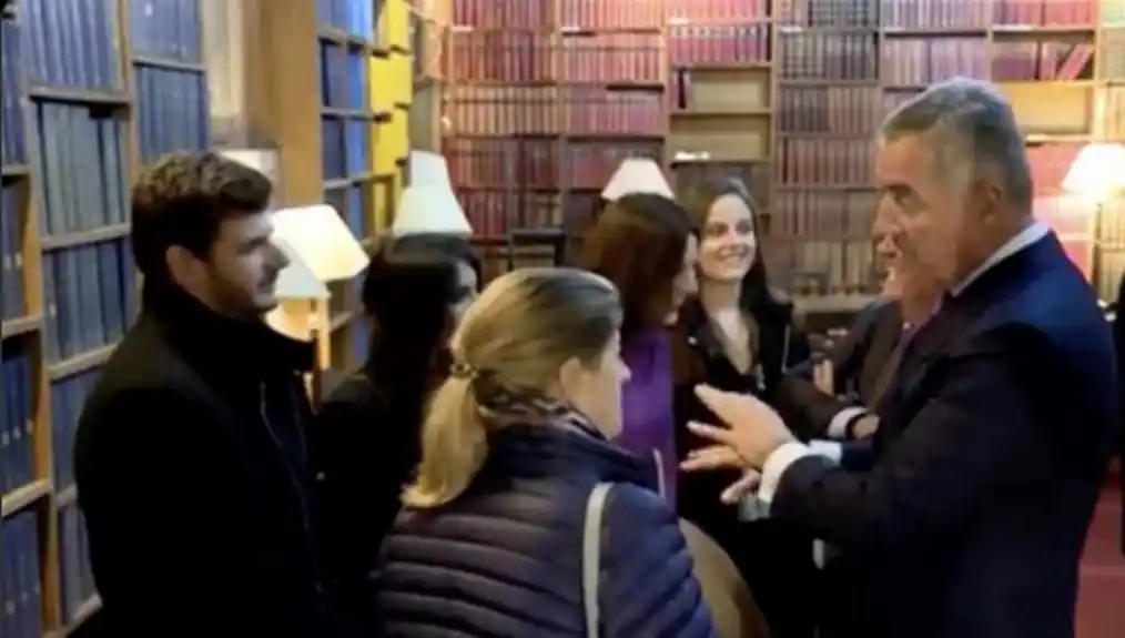 Knežević odgovorio Čarapiću: Vaso, jesi li ti ovo na slici sa Milom ili je AI?