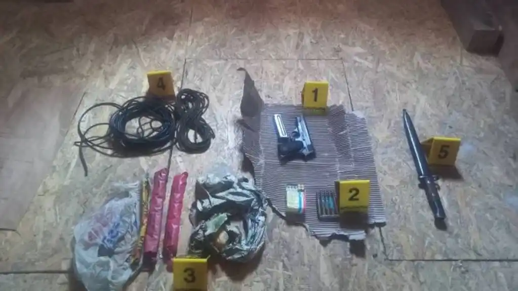 Krivična prijava, pronađeno pola kilograma eksploziva, pištolj, municija i okviri