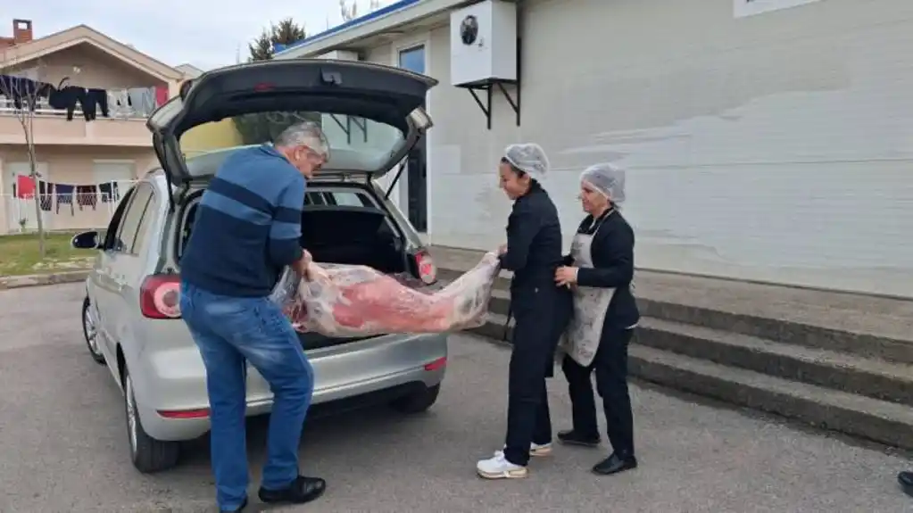 Mugoša donirao jagnje Narodnoj kuhinji