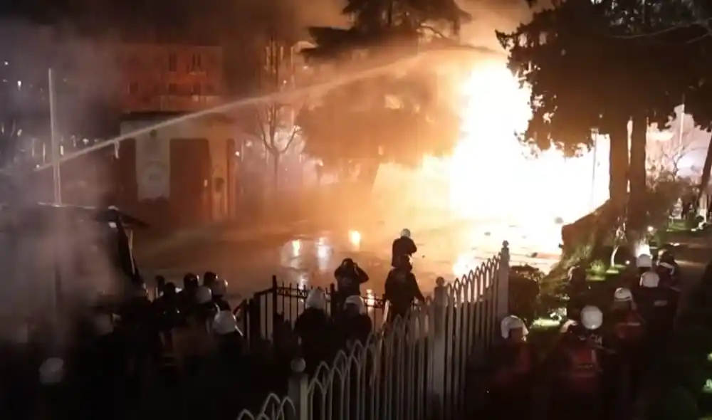 Na protestima u Tirani povrijeđeno najmanje 16 policajaca, uhapšeno 13 osoba