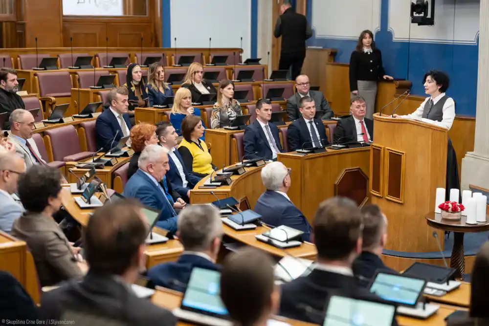 Najveću platu primaju poslanici u Hrvatskoj, crnogorski poslanici na šestom mjestu